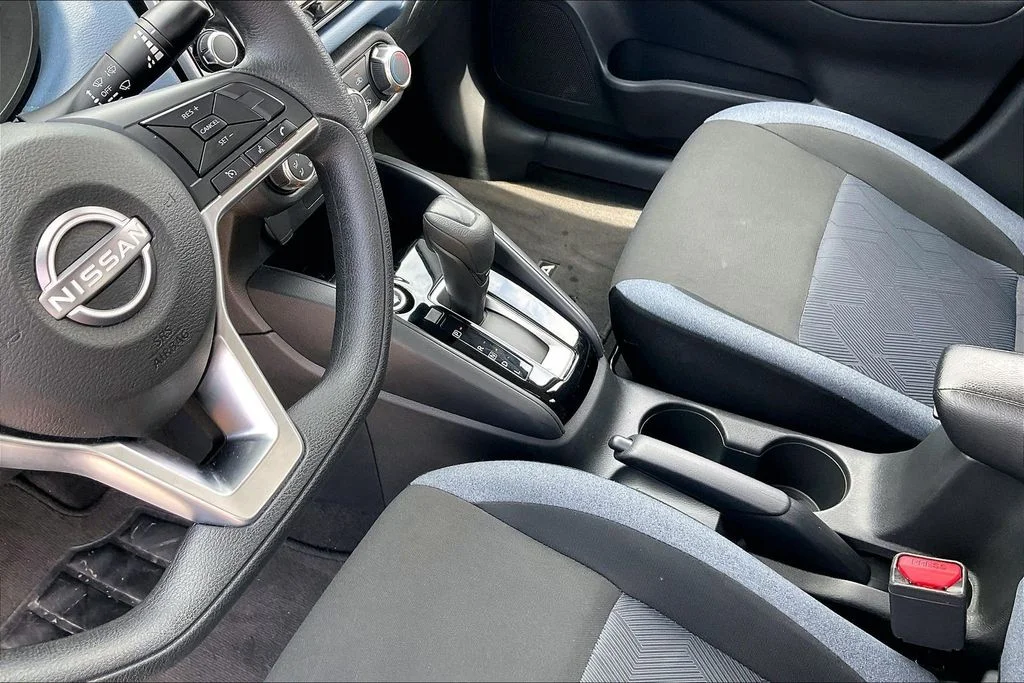 Used 2025 Silver Nissan 1.6 SV image 15