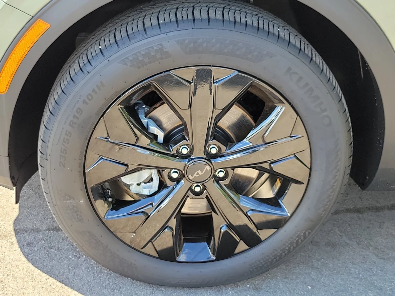 Certified Used 2025 Green Kia X-Line image 6