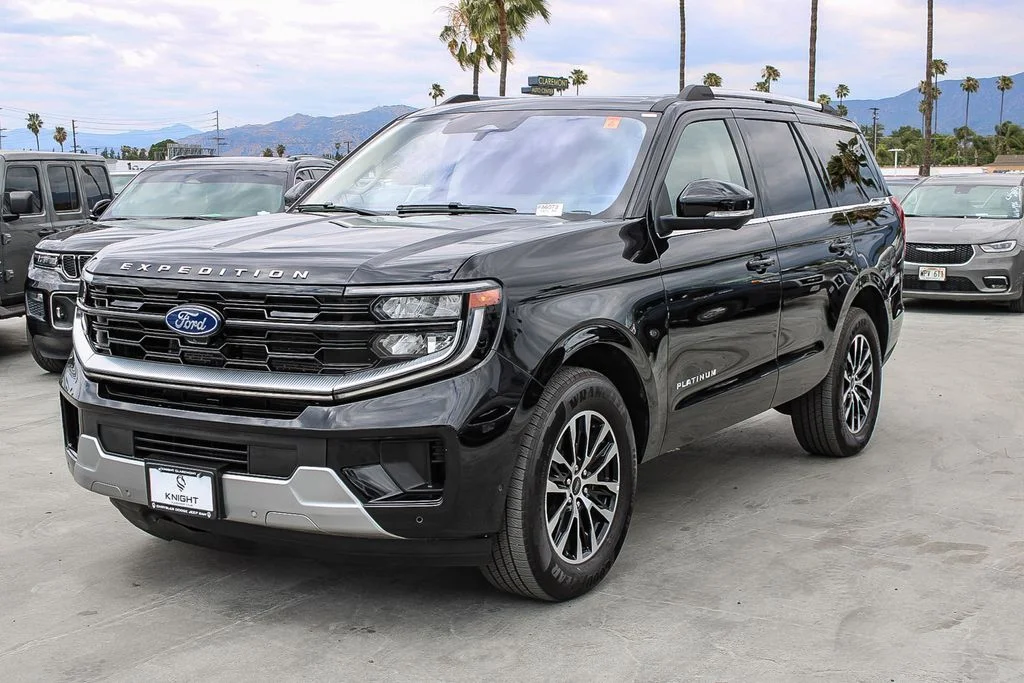 Used 2025 Black Ford Platinum image 4
