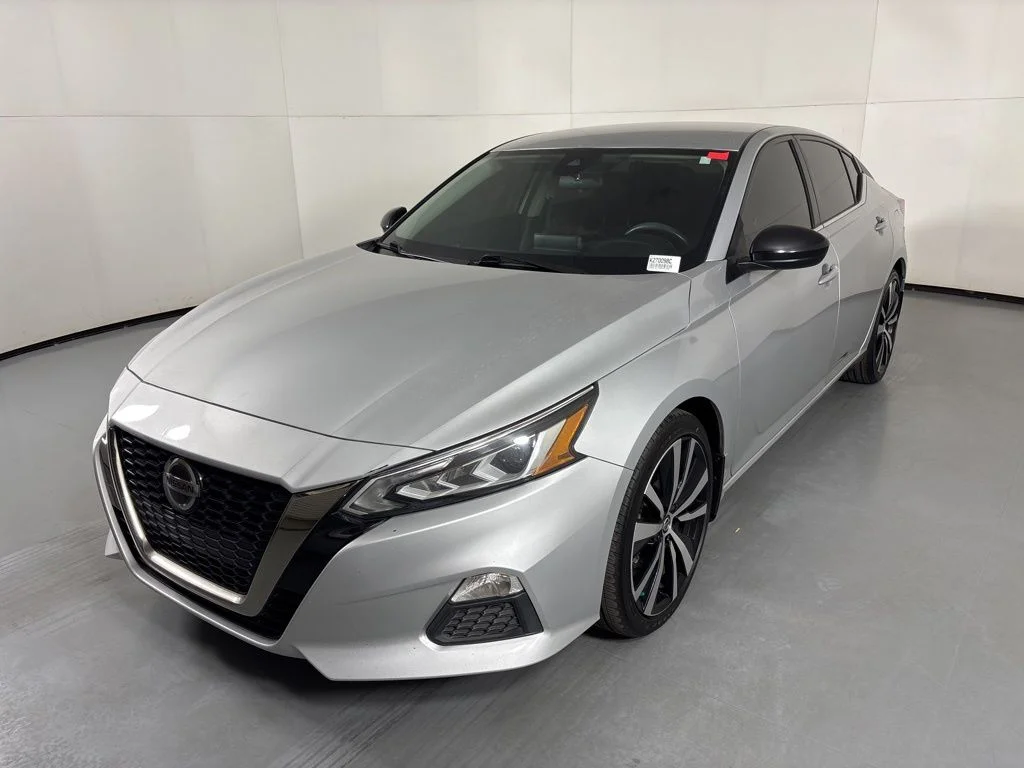 Used 2021 Silver Nissan 2.5 SR image 4