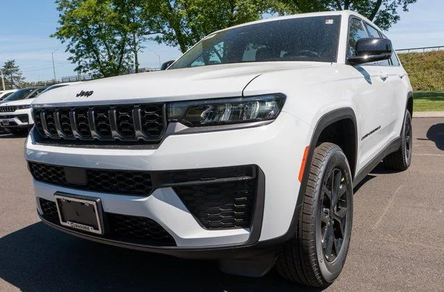 New 2026 Bright White Clear-Coat Exterior Paint Jeep Laredo image 2