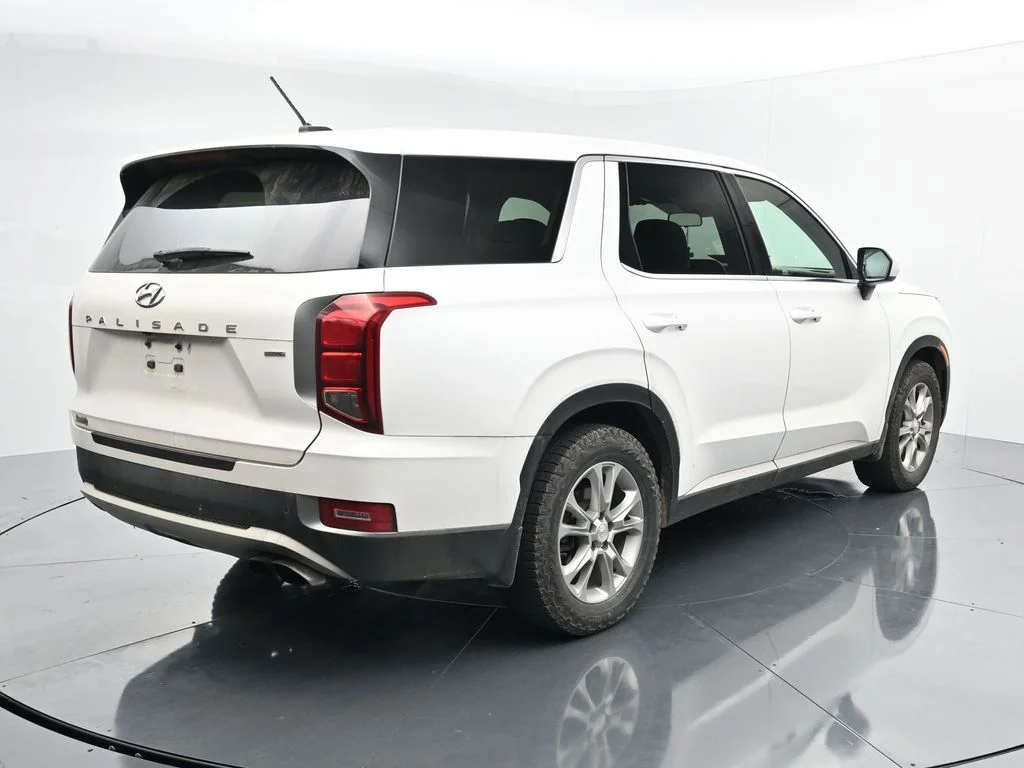 Used 2021 White Hyundai SE image 7