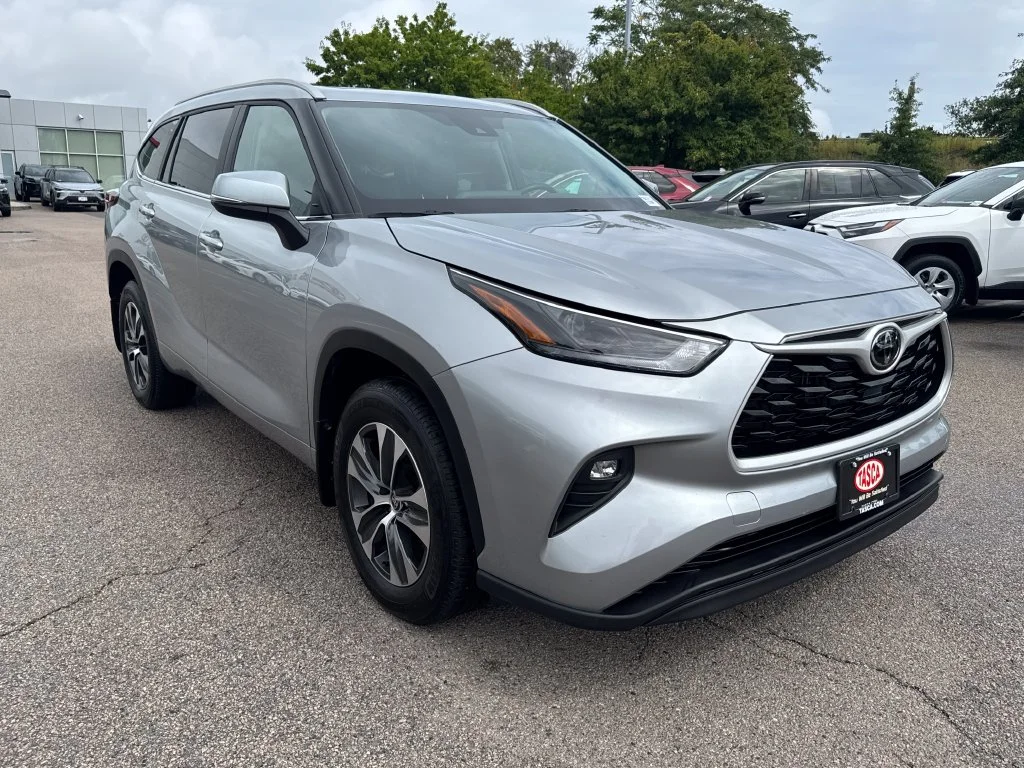 Used 2025 Silver Toyota XLE image 12