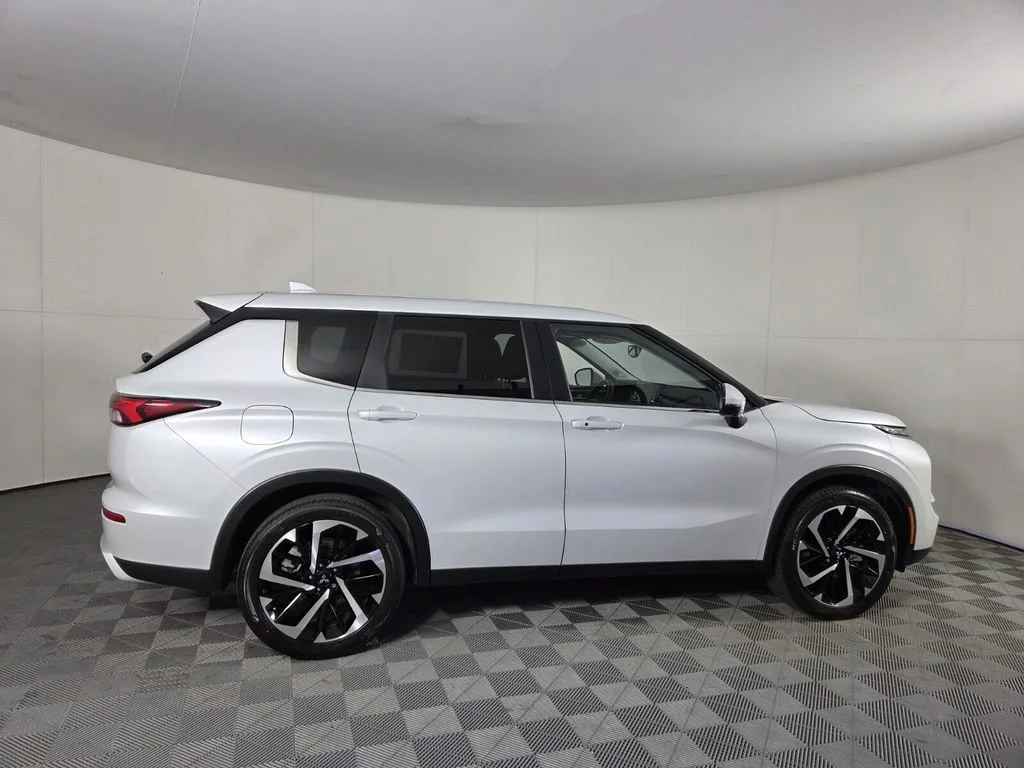 Used 2024 White Mitsubishi SE Black Edition image 6