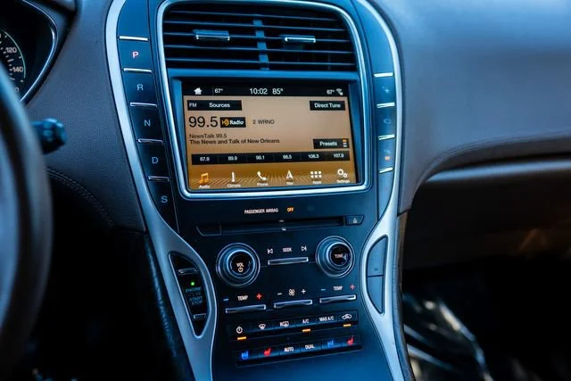 Used 2016 Luxe Metallic Lincoln Reserve image 37