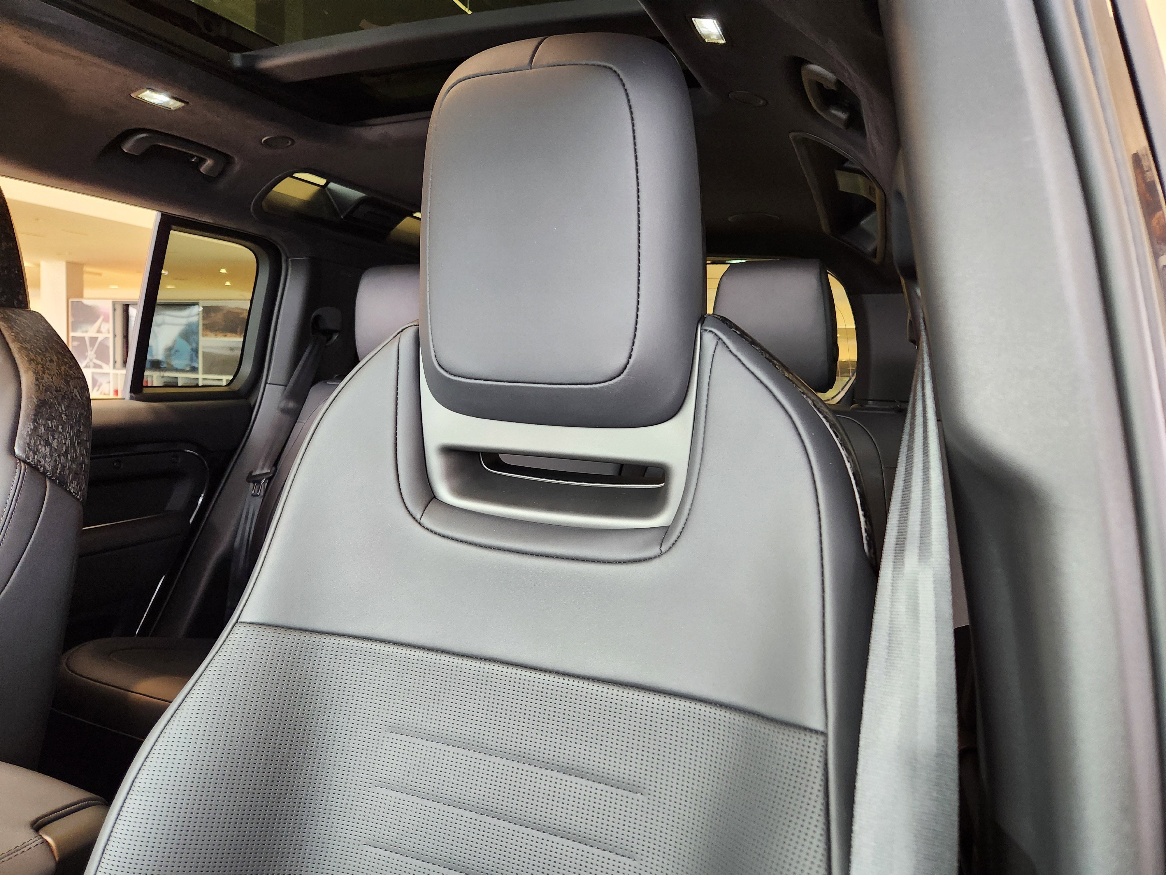 2025 Land Rover Defender Octa Edition One - Photo 9