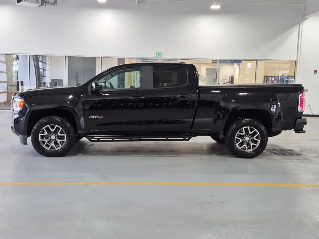 Used 2022 Onyx Black GMC 4WD AT4 w/Cloth image 5