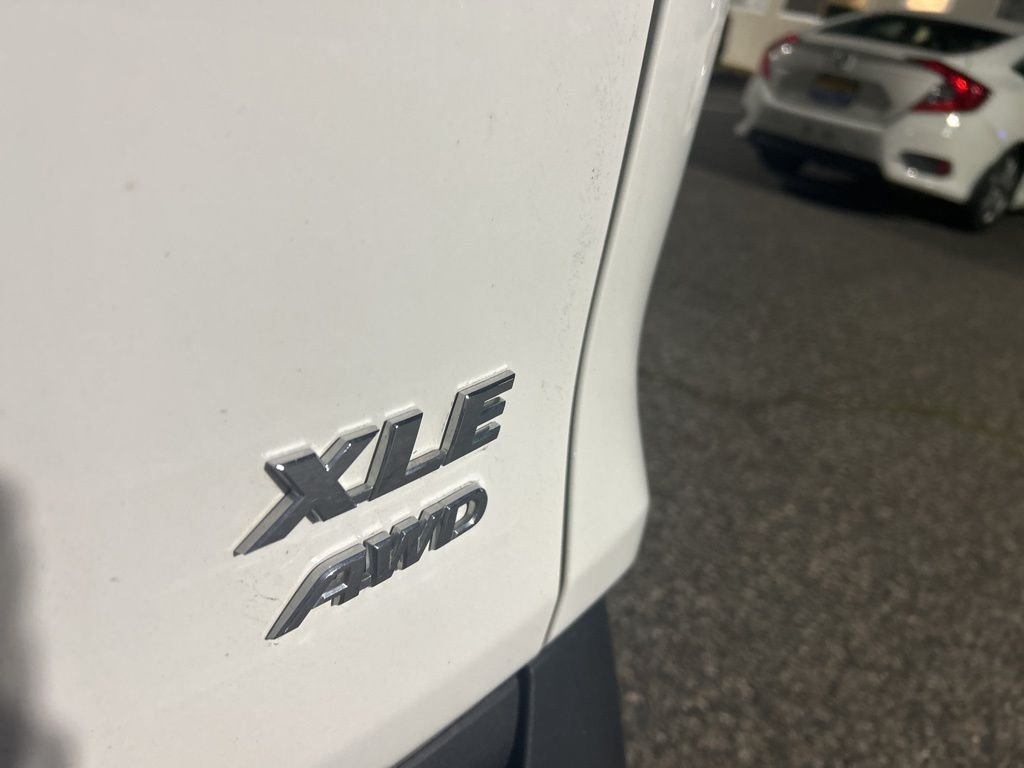 Used 2025 White Toyota XLE image 9