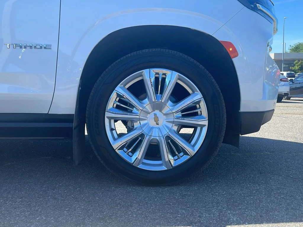 Used 2021 Iridescent Pearl Tricoat Chevrolet High Country image 27
