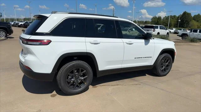 New 2027 Bright White Clear-Coat Paint Jeep Laredo Altitude image 9