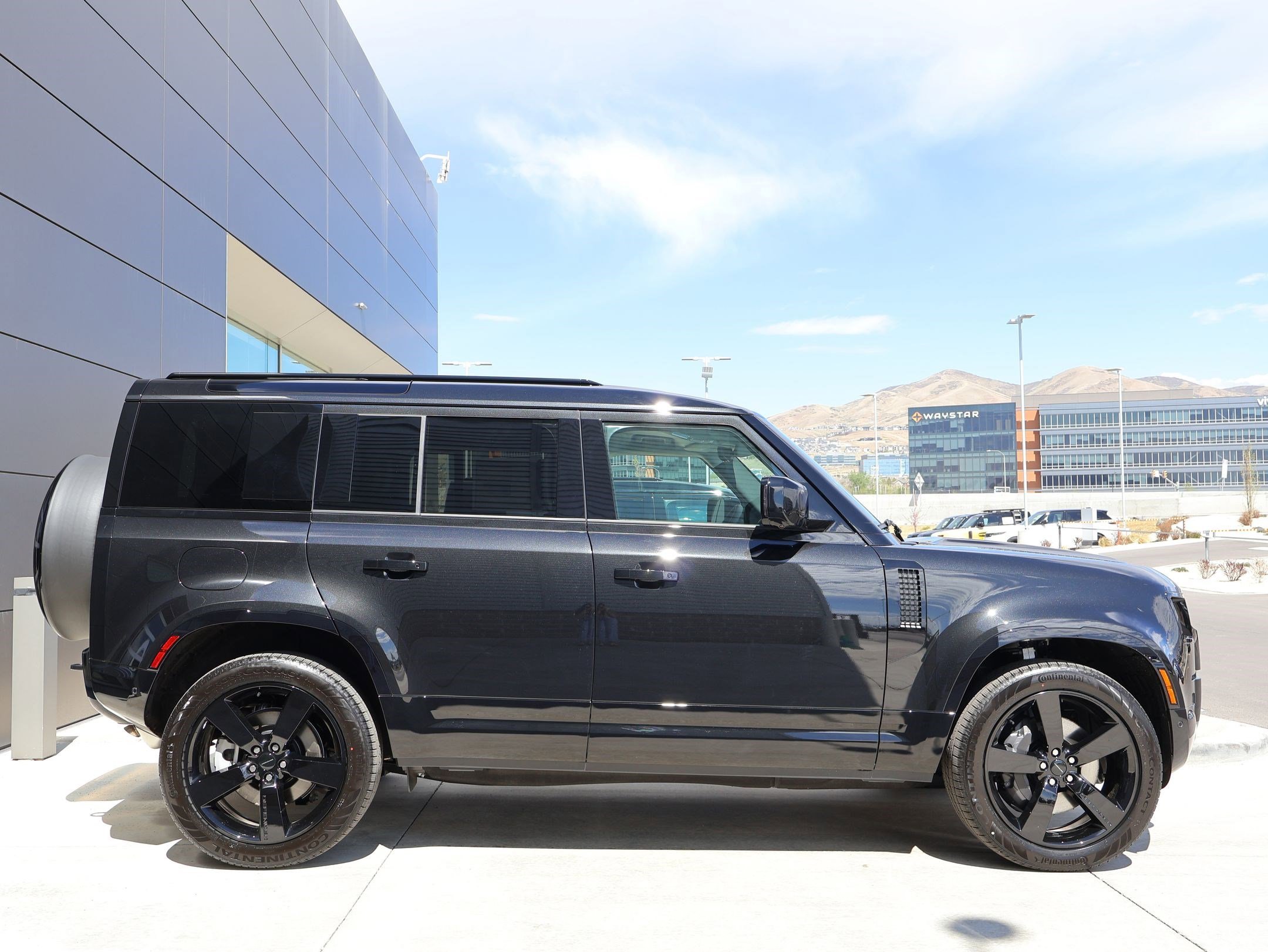 New 2026 Santorini Black LAND ROVER P400 X-Dynamic SE image 4