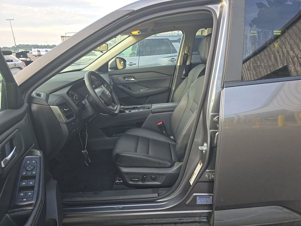 Used 2025 Gray Nissan SV image 4