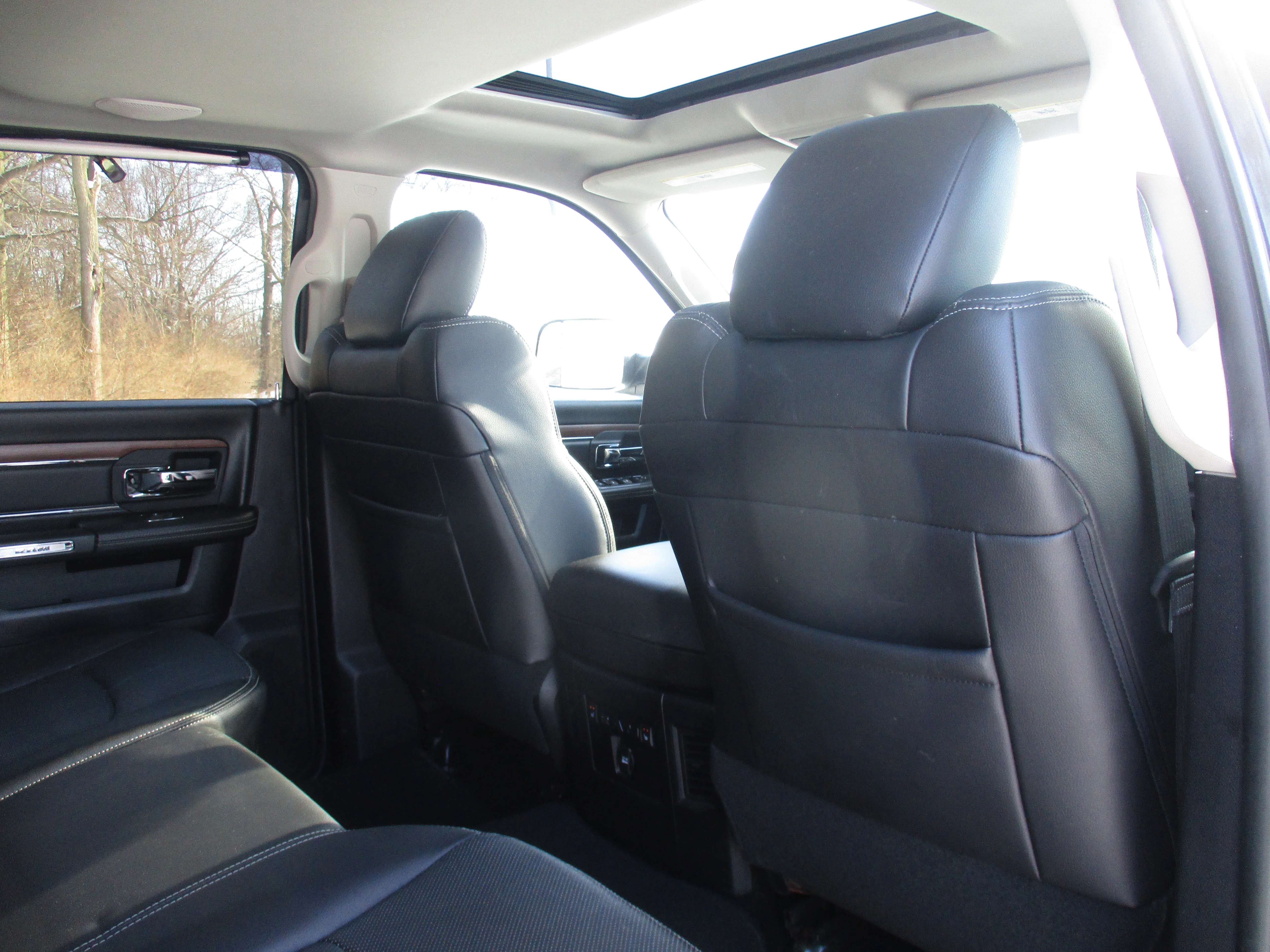 Used 2016 Brilliant Black Crystal Pearlcoat Ram Laramie image 34