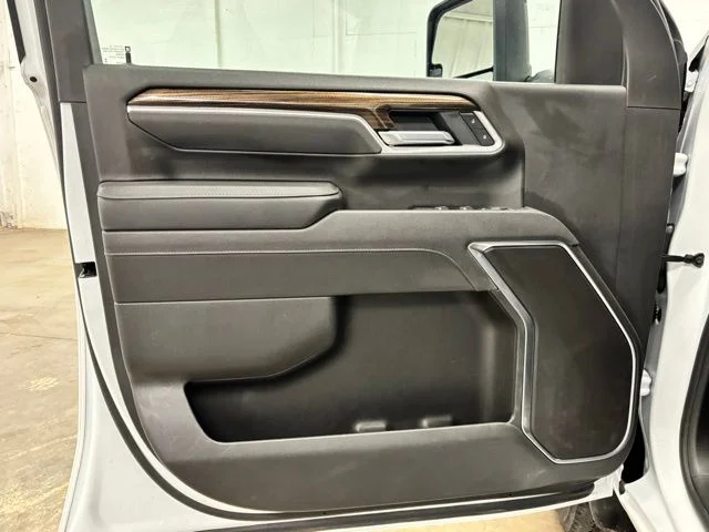 Used 2025 White Chevrolet LT image 17
