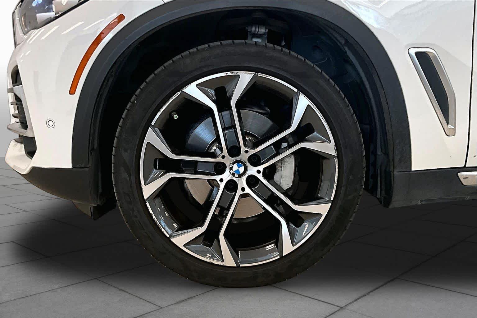 Used 2023 Alpine White BMW sDrive40i image 10