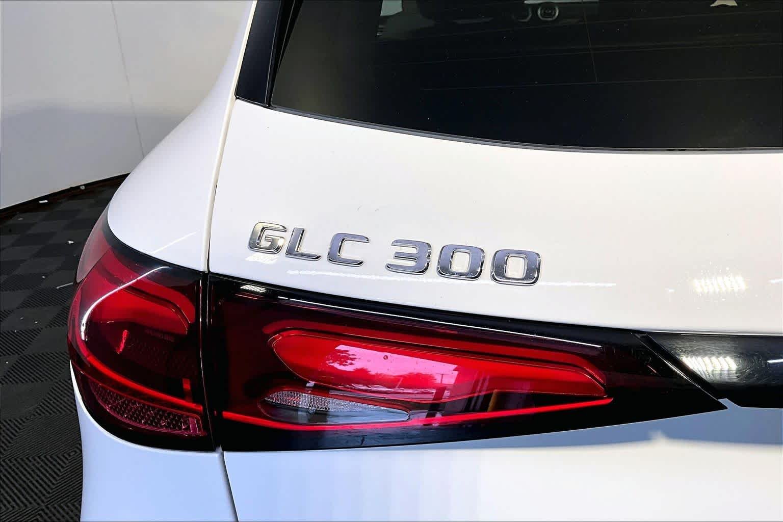 Certified Used 2025 Polar White Mercedes-Benz GLC 300 image 33