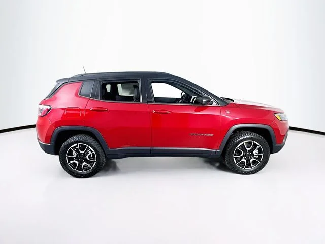 New 2026 Red Hot Pearl-Coat Exterior Paint Jeep Trailhawk image 8