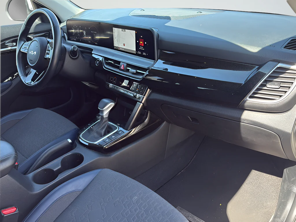 Used 2024 White Kia S image 18
