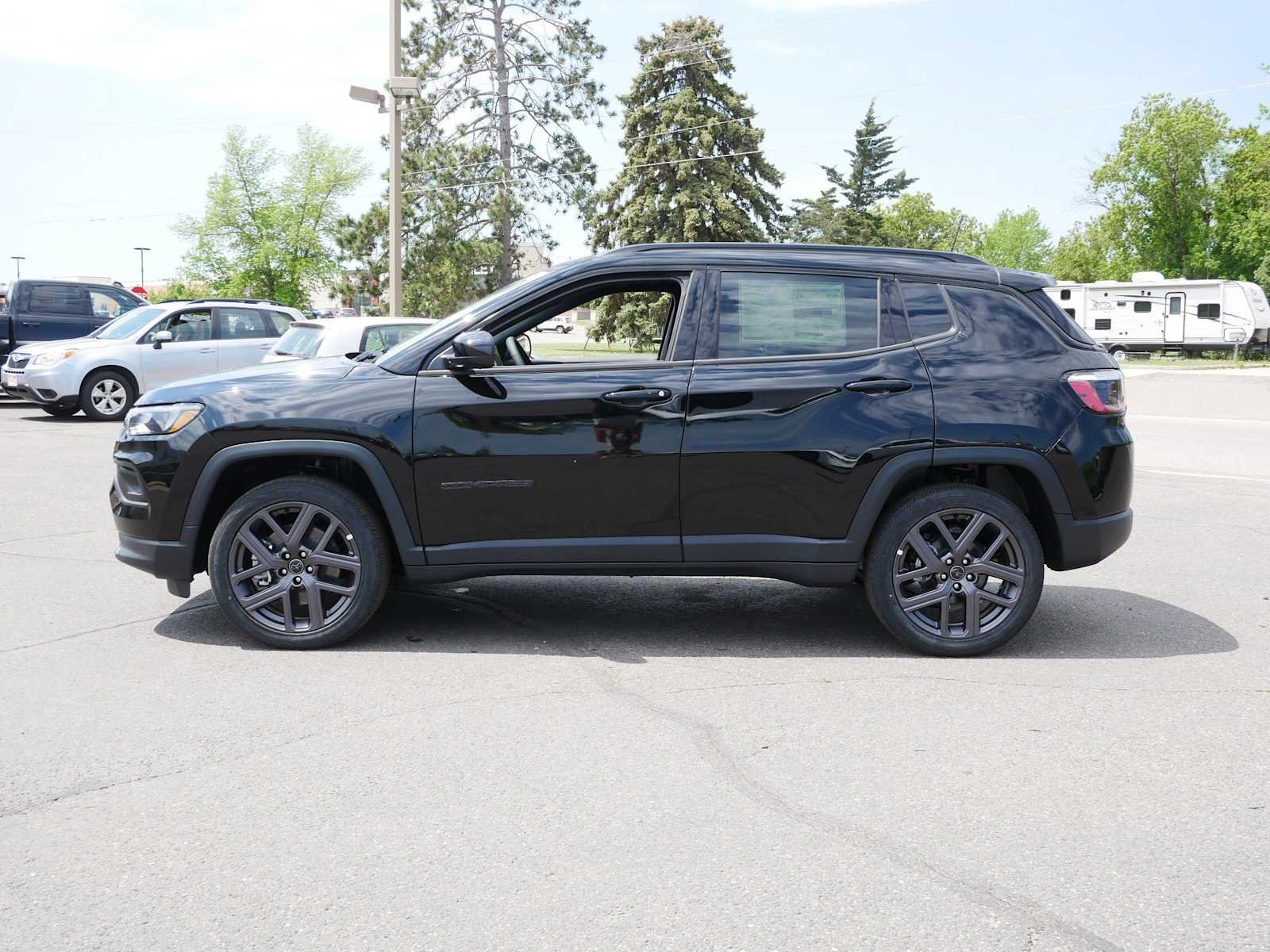 New 2026 Diamond Black Crystal Pearl-Coat Exterior Paint Jeep Latitude image 4