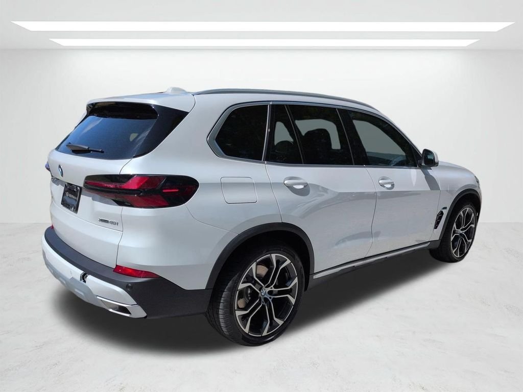 New 2026 Mineral White Metallic BMW xDrive40i image 4