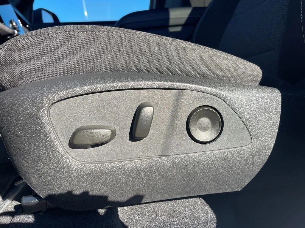 Used 2025 Summit White GMC Elevation image 12