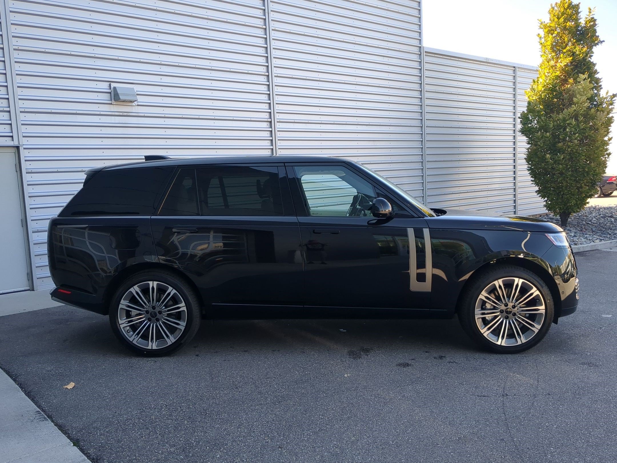 New 2026 Santorini Black Land Rover P530 SE LWB 7 Seat image 4
