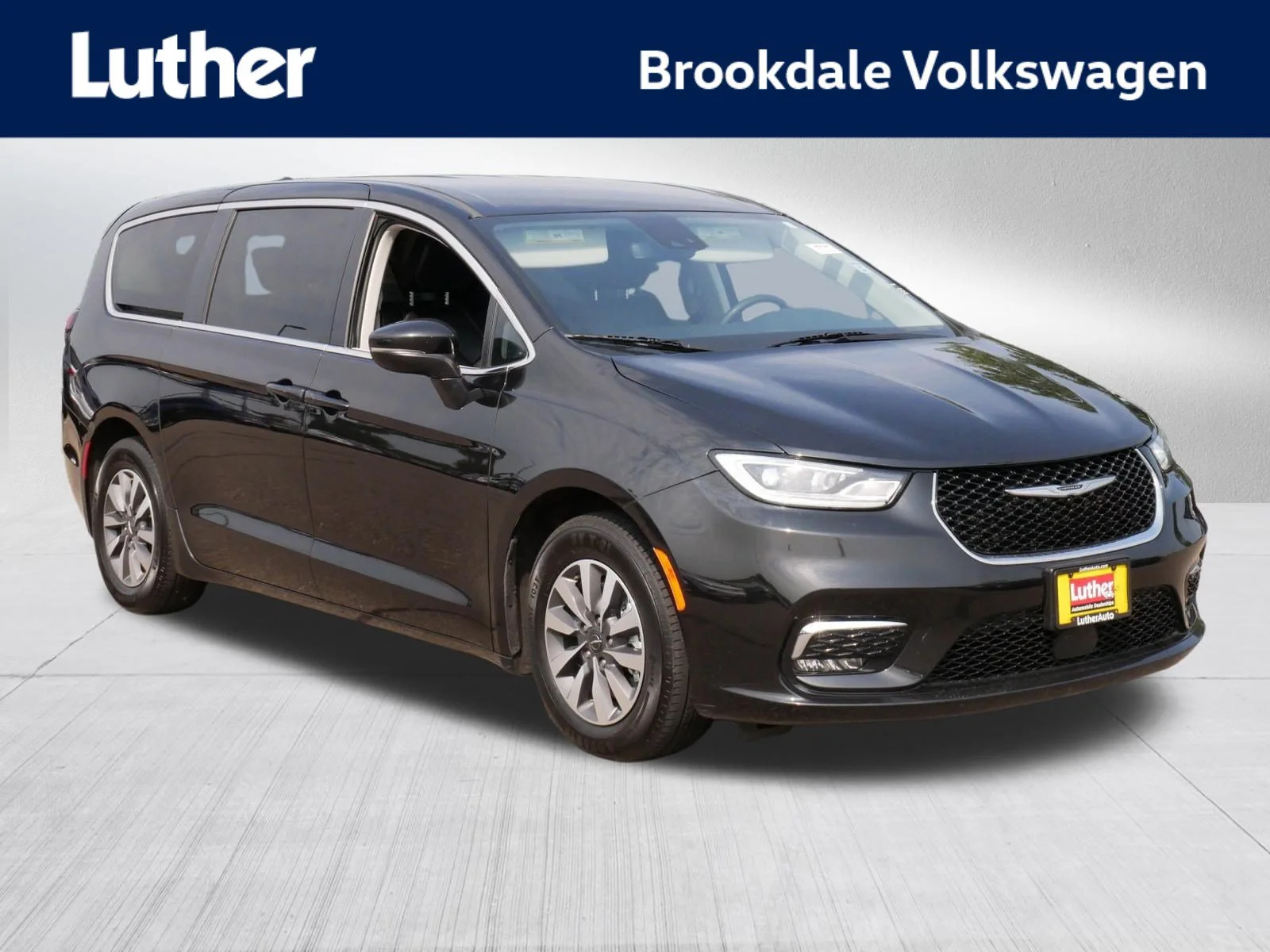 Used 2023 Brilliant Black Crystal Pearlcoat Chrysler Hybrid Touring L image 1