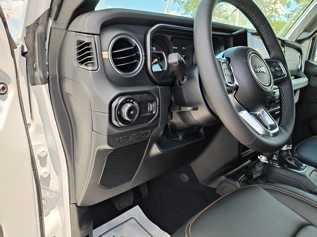 New 2026 Bright White Clear-Coat Exterior Paint Jeep Sahara image 22