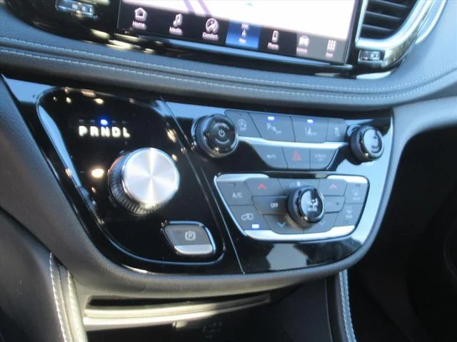 New 2026 Diamond Black Crystal Pearl-Coat Exterior Paint Chrysler Limited image 24