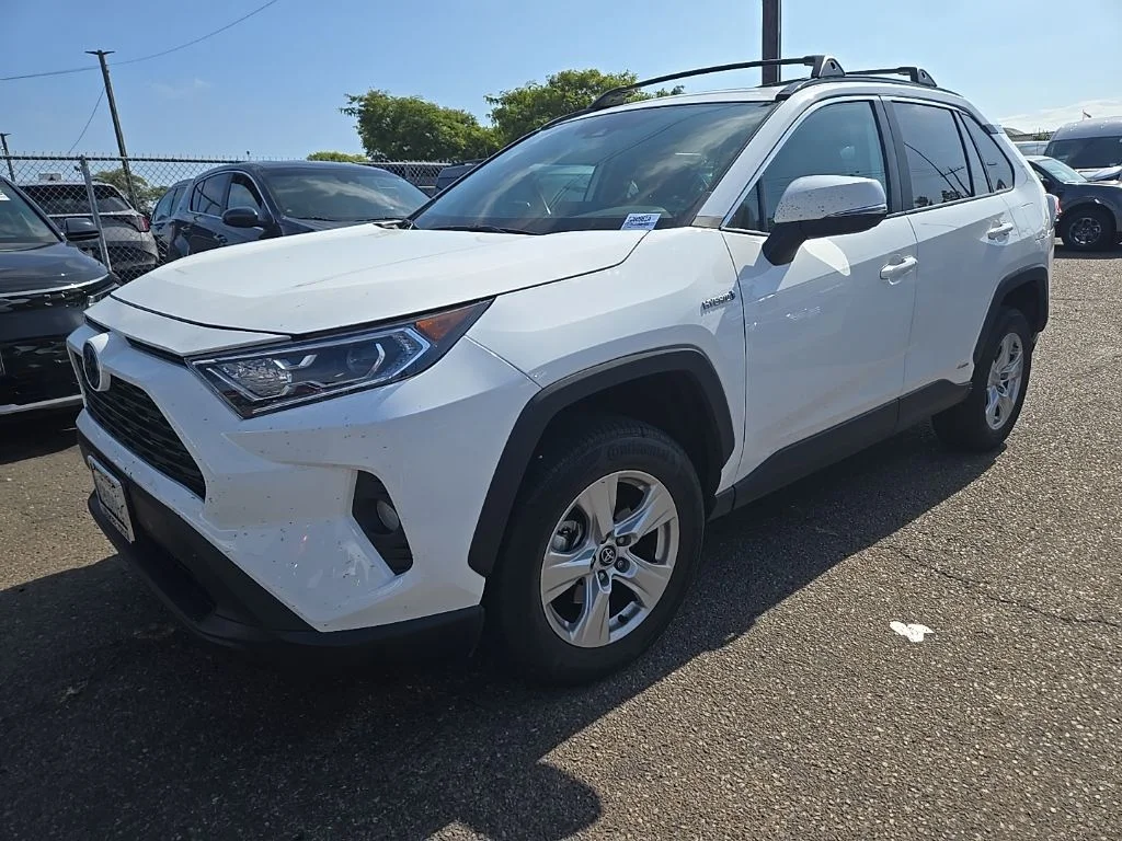 Used 2020 White Toyota XLE image 4