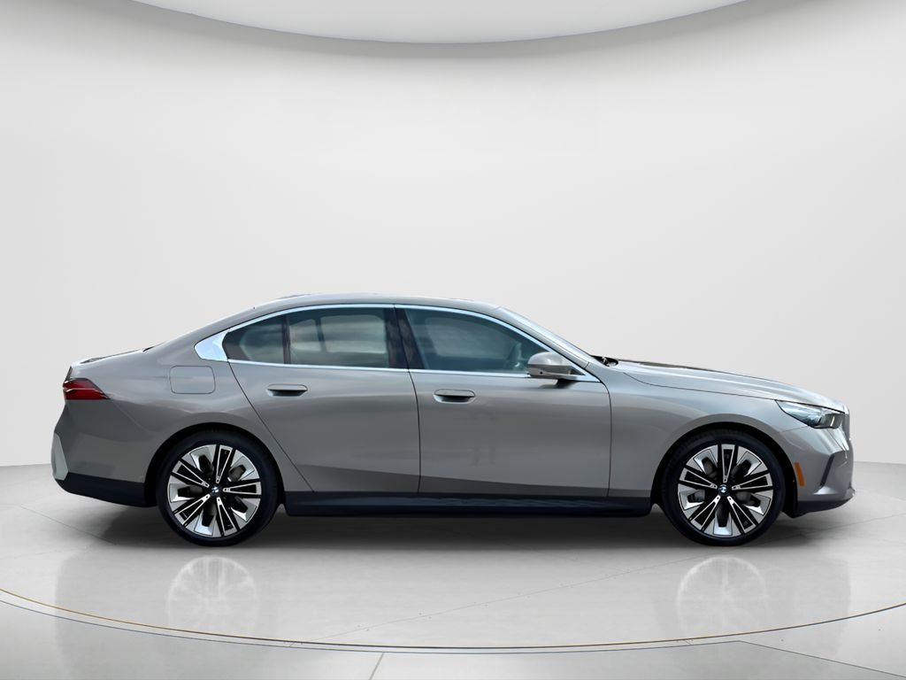 New 2027 Oxide Grey Metallic BMW xDrive40 image 4