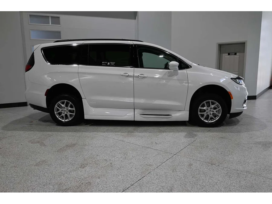 Used 2022 WHITE Chrysler Touring L Mobility Handicap Van image 5