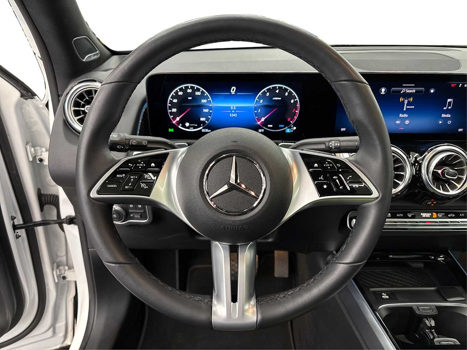 Certified Used 2025 Polar White Mercedes-Benz GLB 250 image 20