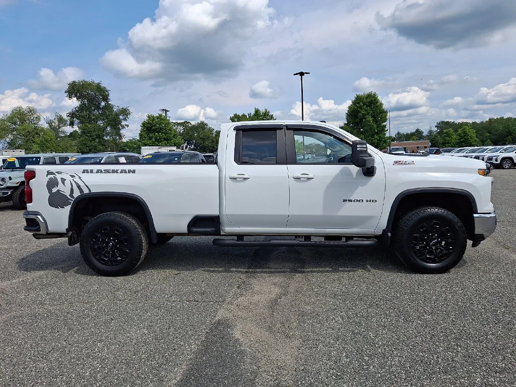 Used 2024 Summit White Chevrolet LT image 13
