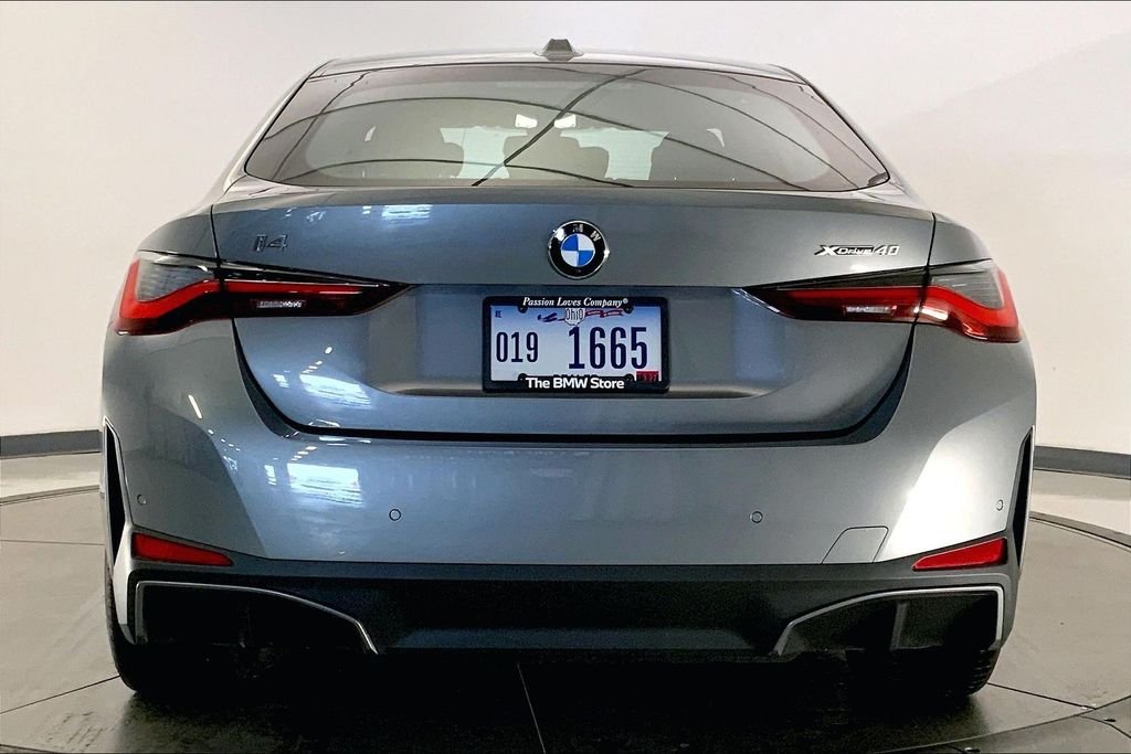 Used 2026 Skyscraper Grey Metallic BMW xDrive40 image 3