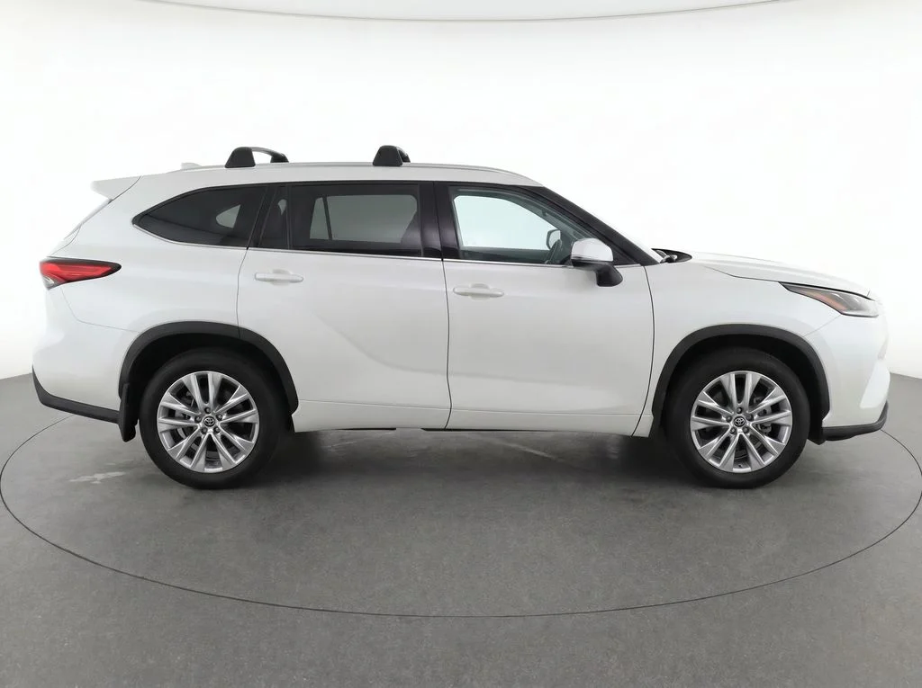 Used 2023 Off-white Toyota Limited image 8