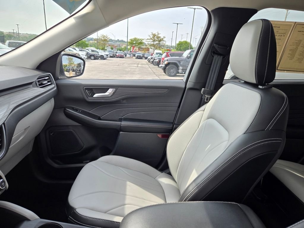 Used 2025 White Ford Base image 26