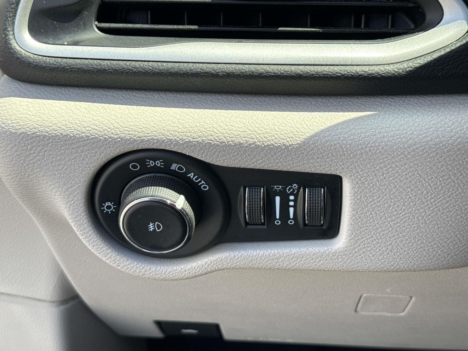 Used 2023 Bright White Clearcoat Chrysler Touring L image 23