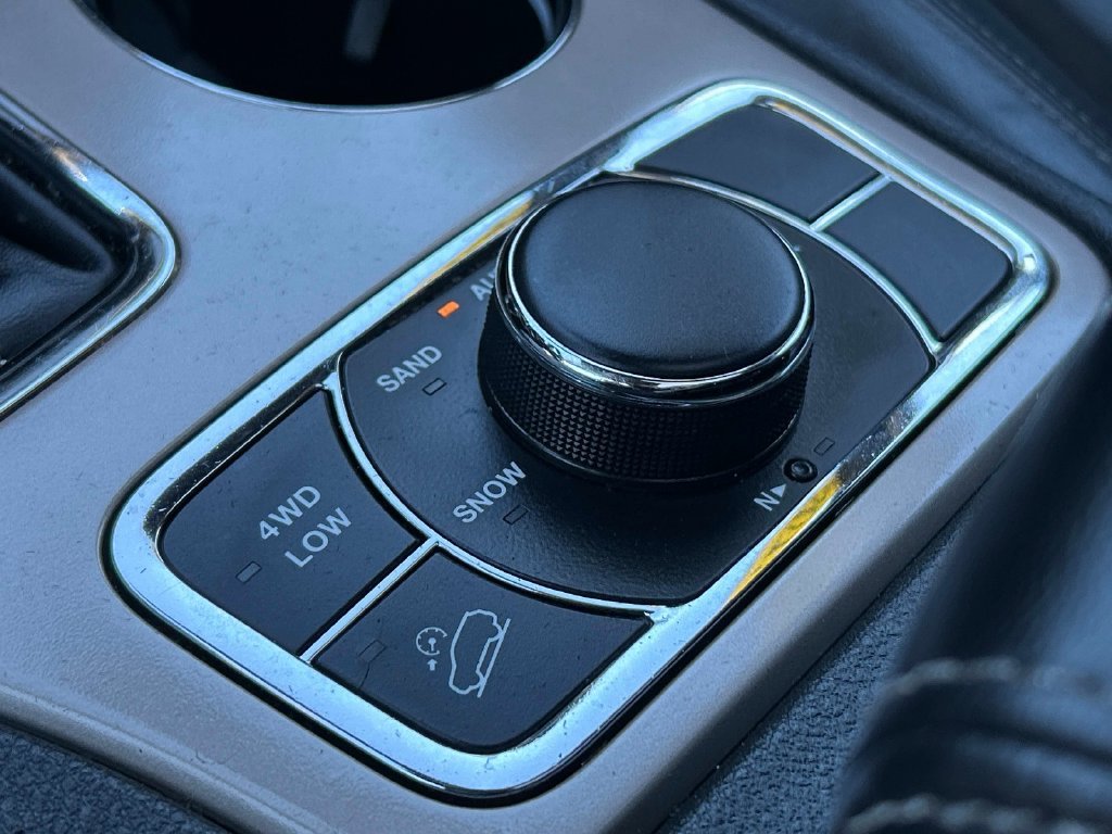 Used 2017 Silver Jeep Limited image 28