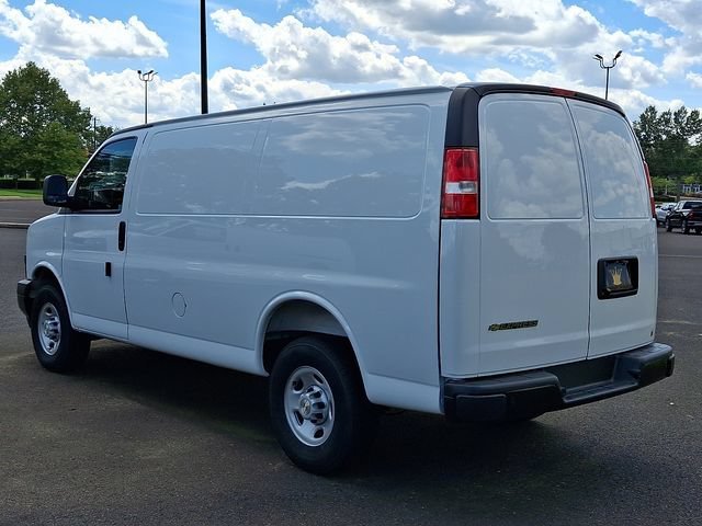 New 2026 Summit White Chevrolet WT image 4