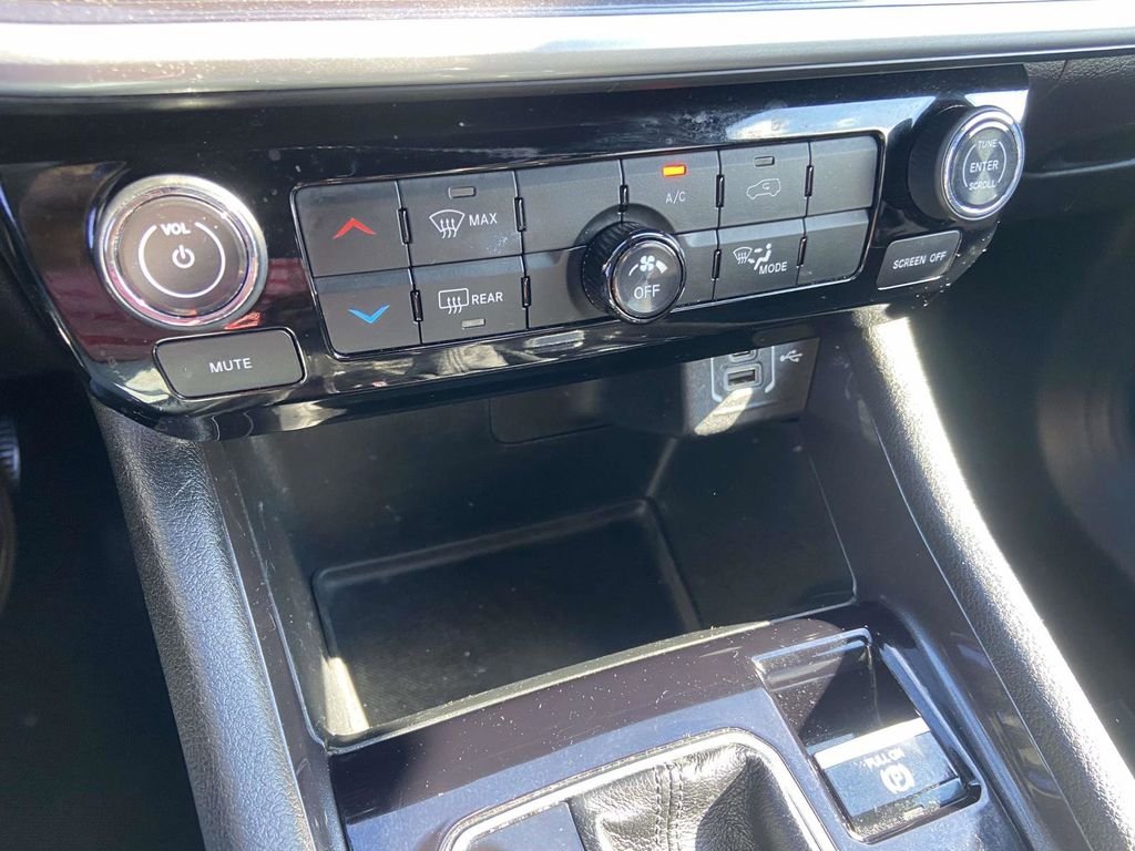 Used 2024 Gray Jeep Latitude image 25