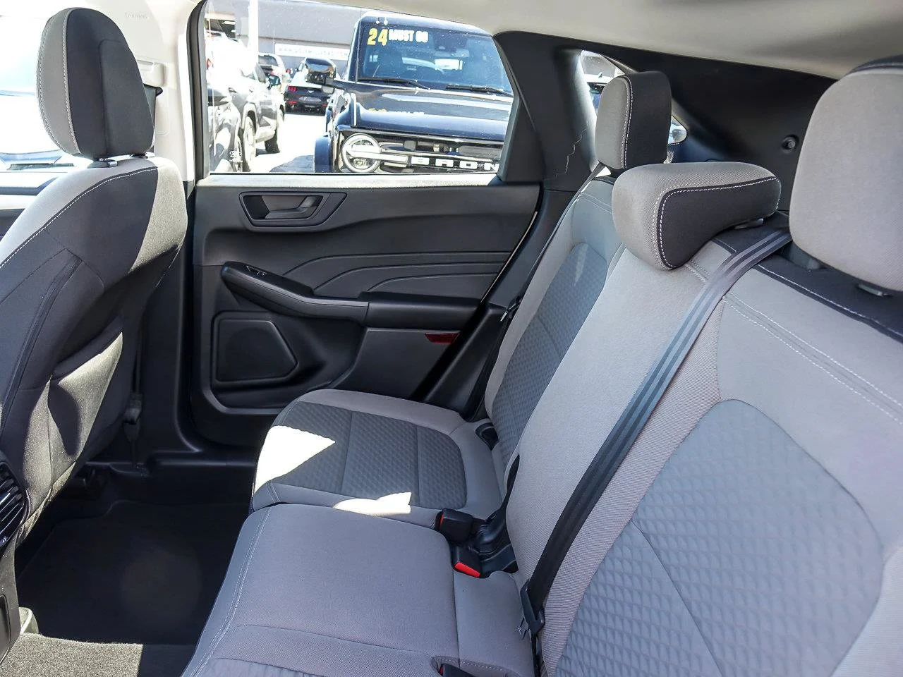 Used 2022 White Metallic Ford SE image 17