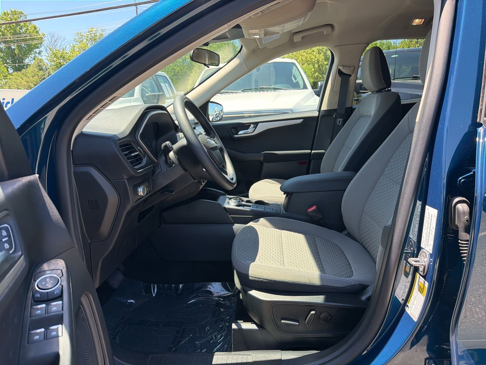 Used 2020 Green Ford SE image 9