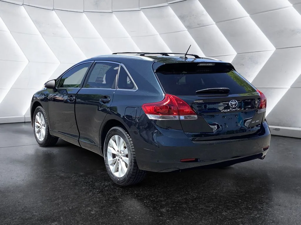 Used 2015 Gray Toyota LE image 6