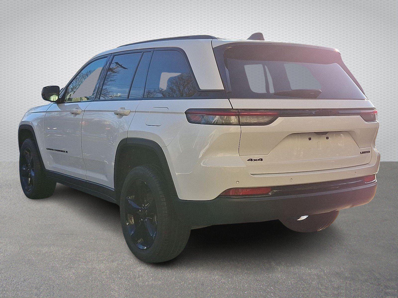 New 2025 Bright White Clear-Coat Exterior Paint Jeep Limited 4x4 image 4