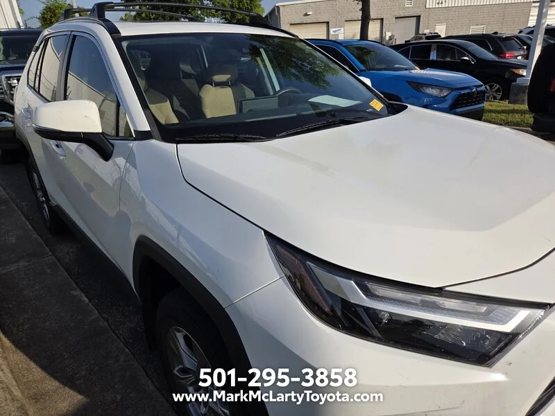 Used 2023 Ice TOYOTA XLE image 3