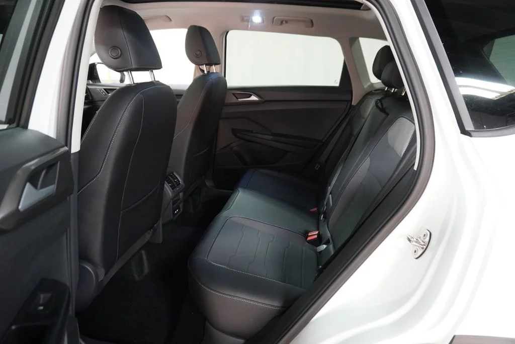 New 2027 Pure White w/Deep Black Roof Volkswagen 1.5T SE Black image 11