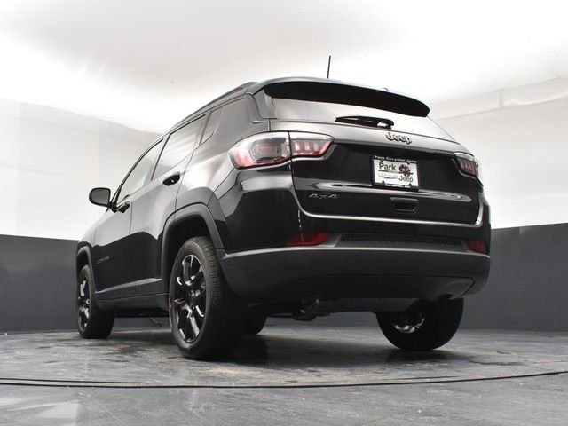 New 2026 Diamond Black Crystal Pearl-Coat Exterior Paint Jeep Latitude image 22