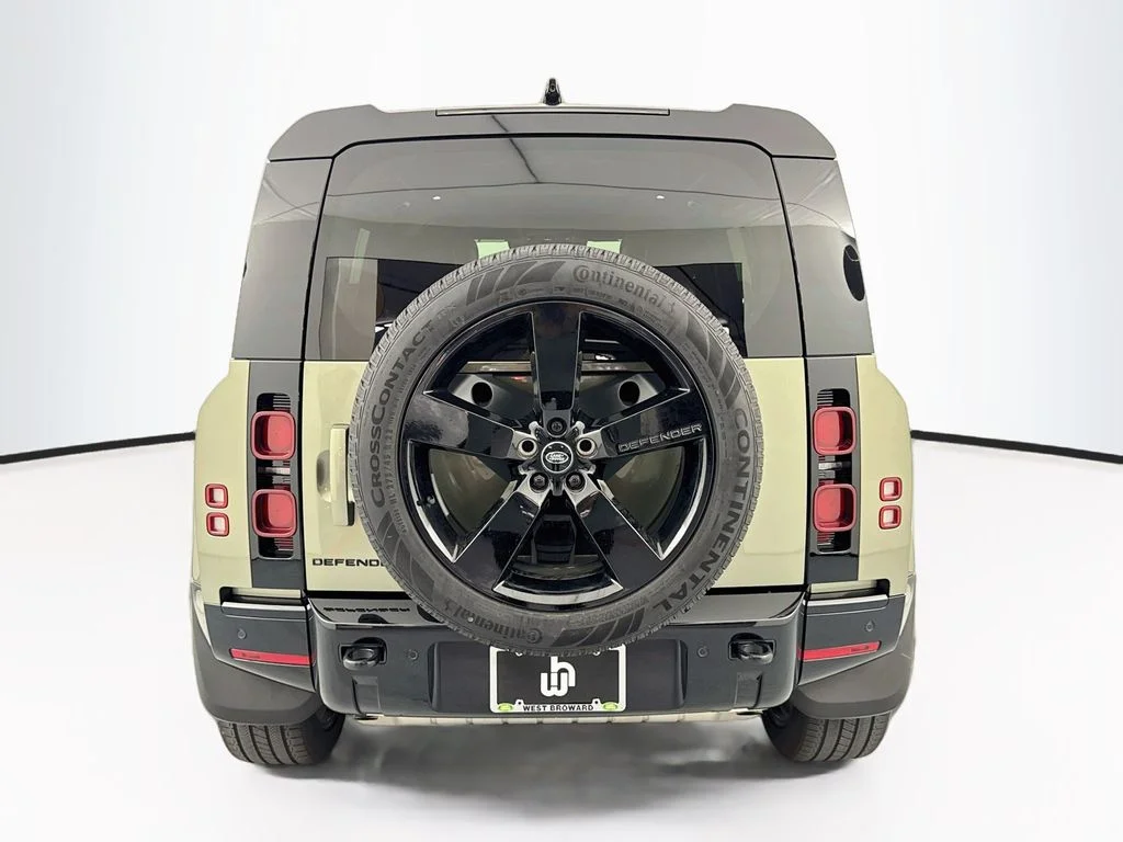 Used 2024 Green Land Rover X-Dynamic SE image 6