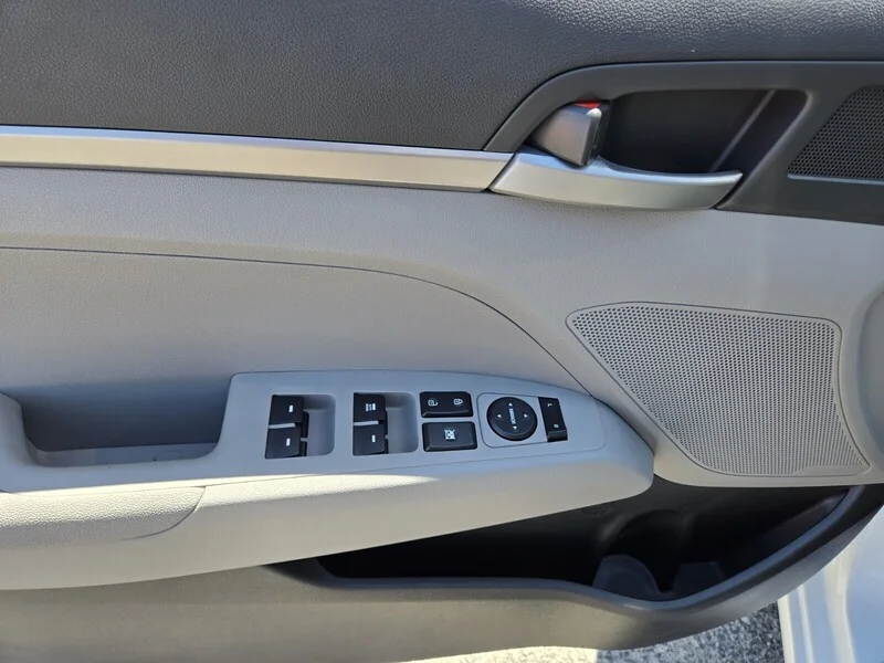 Used 2017 Quartz White Pearl Hyundai SE image 14